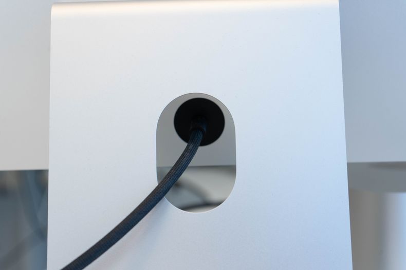 Bilde av inngangen til strømledningen på Apple Studio Display
