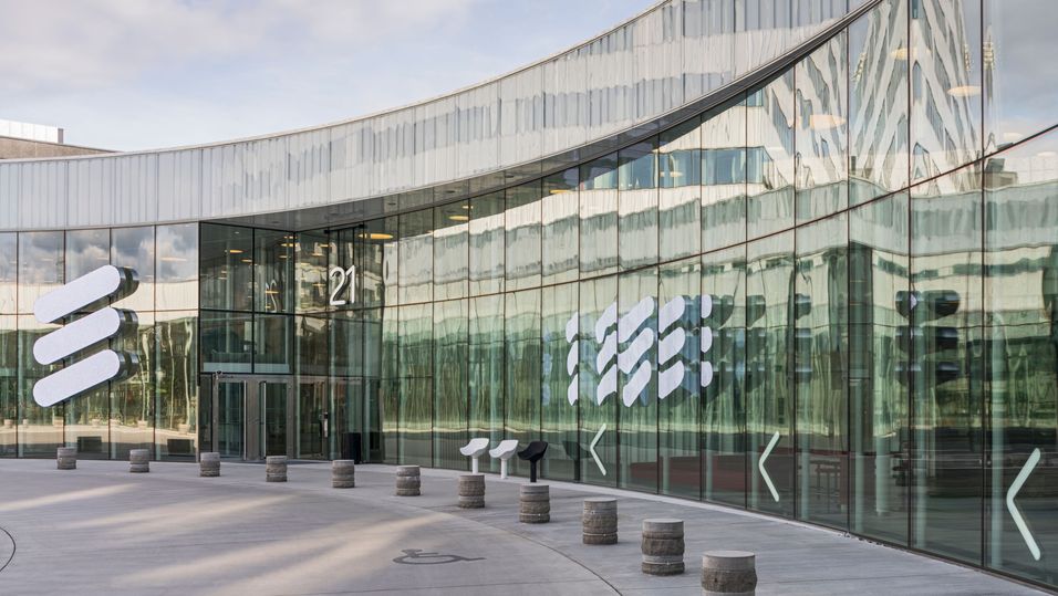 Ericsson taper én milliard kroner på å trekke seg ut av Russland. Her representert ved hovedkvarteret utenfor Stockholm i Kista.