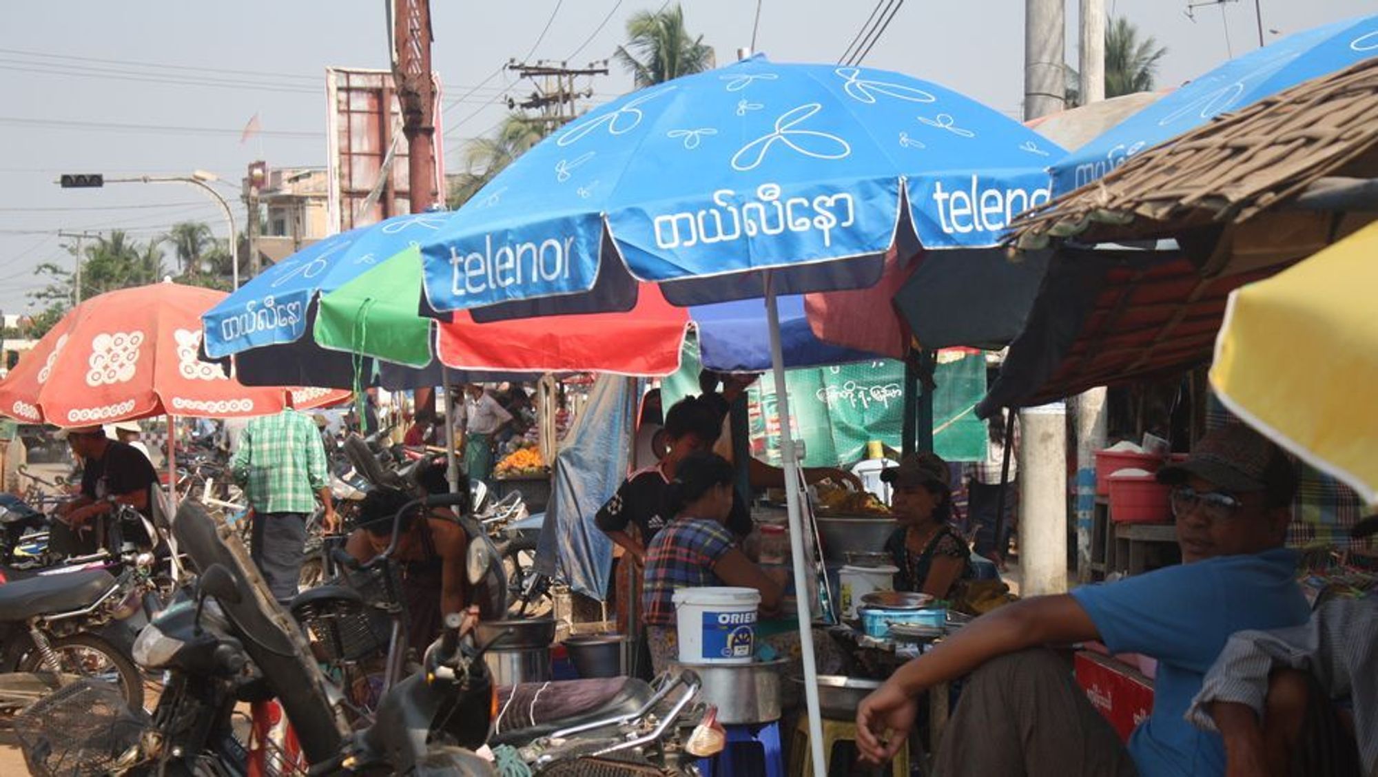 Bildet viser Telenor-reklame i Myanmar før selskapet solgte virksomheten sin der tidligere i år. I 2016 og 2017 ble en av selskapets mobilmaster i Myanmar brukt da soldater skjøt mot sivile.