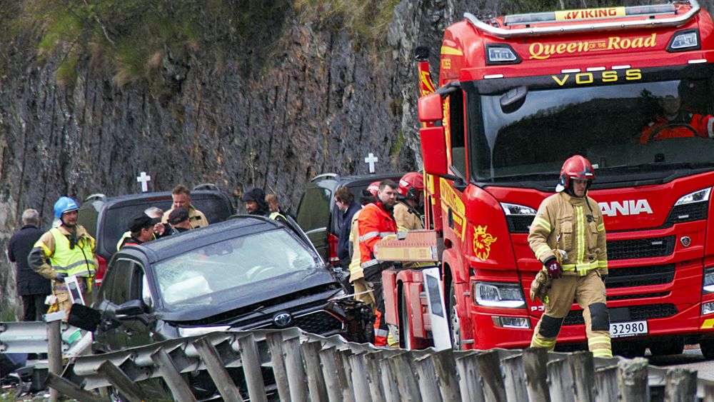 Illustrasjonsfoto fra en trafikkulykke tidligere i år på E-16 ved Semsvatnet på Voss, som krevde to menneskeliv.