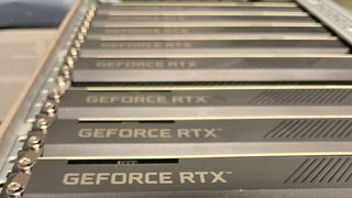 Nvidia GeForce RTX 3080 Ti-kort på rekke og rad.
