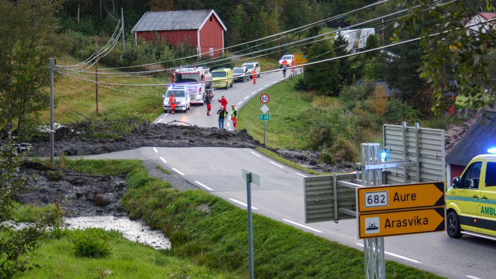 Raset som fredag kveld traff et hus i Valsøyfjorden i Heim kommune i Trøndelag gikk over E39 ved Hennset.