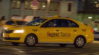 Gul Yandex-drosje i Moskva.