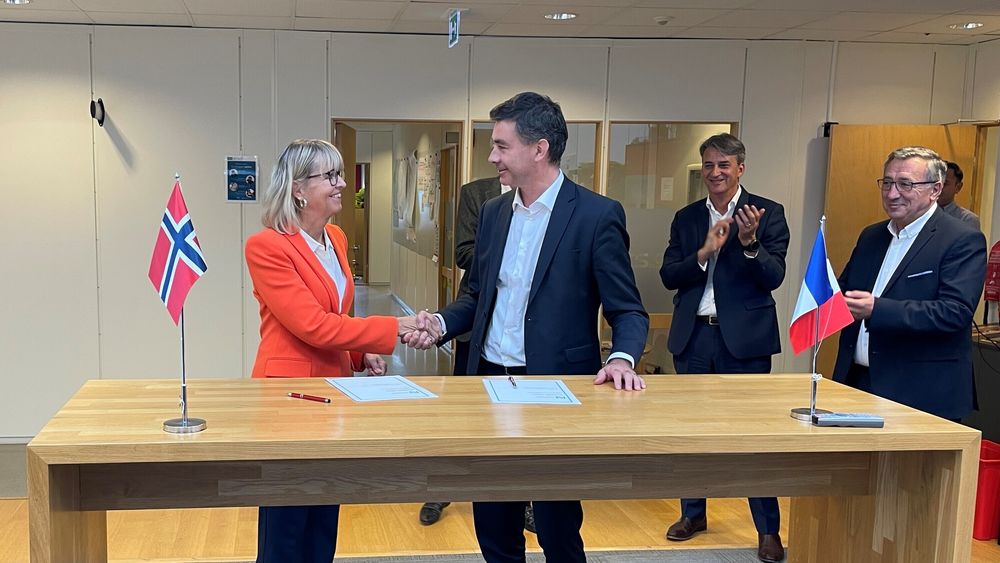 Kontrakten ble signert av Anette Aanesland, administrerende direktør i Nye Veier og Guillaume Sauvé, President Eiffage Génie Civil.