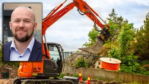 Administrerende direktør Jon Birger Ellingsen i Lyse Fiberinvest innfelt i et bilde av en gravemaskin med en trommel med fiberrør i grabben. 