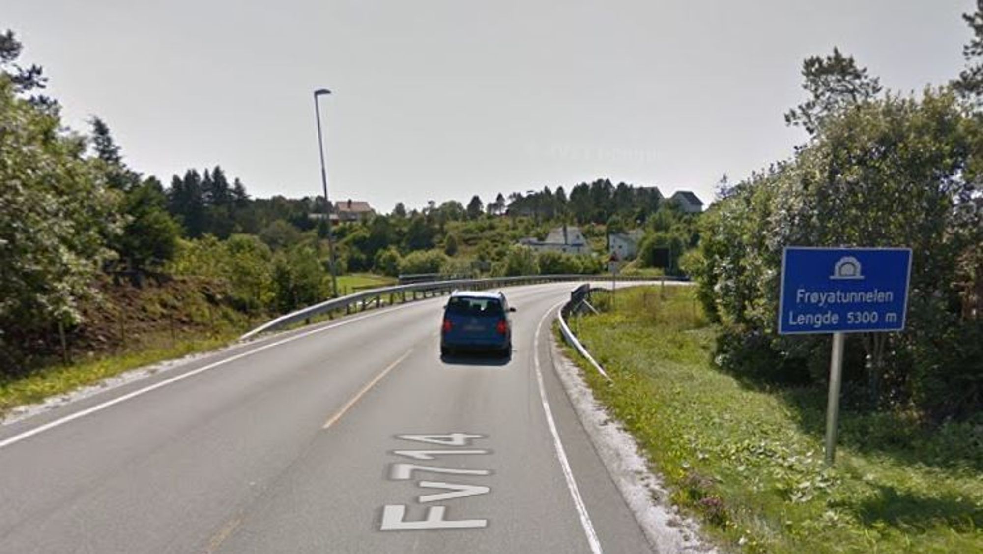 På fylkesvei 714 på Frøya er det omtrent 300 meter vei mellom rundkjøringen og tunnelportalen.