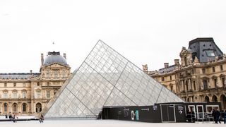 Louvre skrur av lyset tidligere for å spare strøm