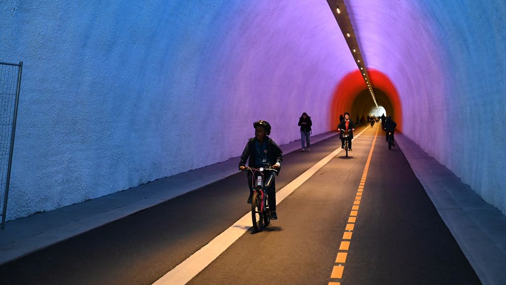 Tunnelen har et spesielt lysanlegg, som sender bølger av farget lys innover i tunnelen når en går eller sykler inn.