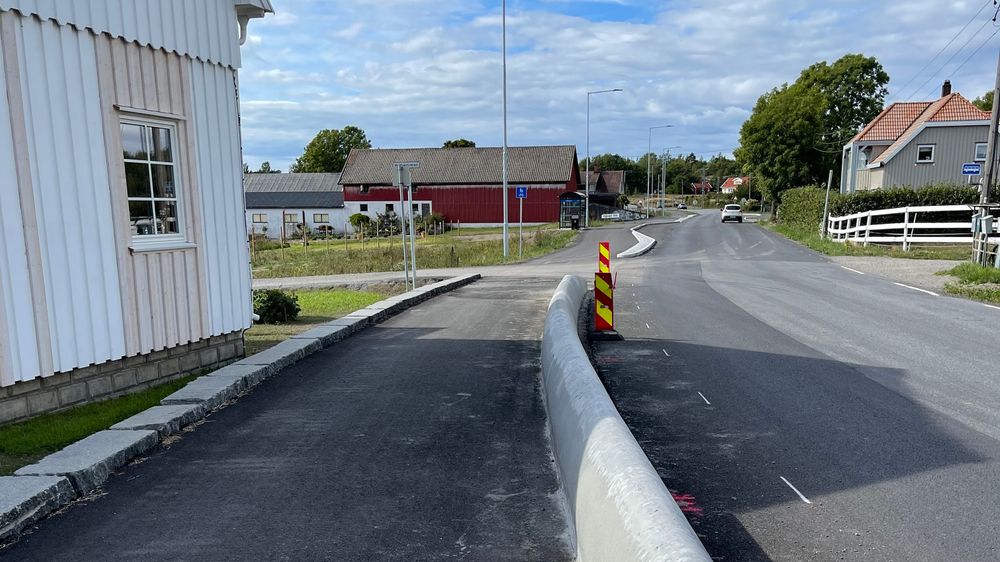 Plasstøpt betongrekkverk, såkalt Svelvik-ellipse, skiller gangvei og kjørevei her ved Holhjem.