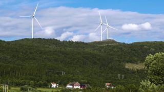 Vindturbinene i Ånstadblåheia vindpark på Sortland i Vesterålen tåler ikke kulde og vind. 14 vindturbiner er plassert på Ånstadblåheia og produserer strøm nok til 7.500 husstander.
