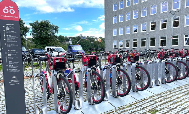 Trondheim Bysykkel har flere enn 60 stasjoner rundt i Trondheims-området der innbyggere og besøkende kan leie sykler.