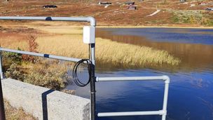 Den hvite boksen er kommunikasjonsenheten som sender data til Where2O-tjenesten. Målestasjonen bruker lite energi og har en batteritid på minst fem år. I tillegg er den enkel å montere og kan festes på eksisterende infrastruktur. 