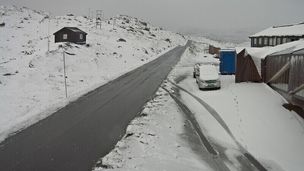 Vinter i anmarsj: Haukelifjell stengt på grunn av snø og glatte kjøreforhold