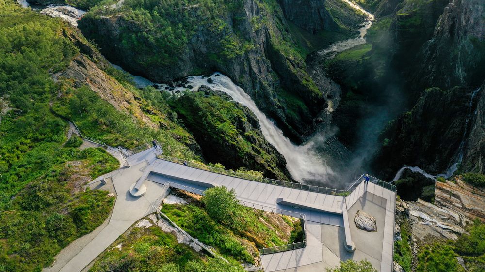Vøringsfossen, med utsikt mot fjellformasjonen Fossetromma vest for fossen.