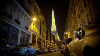 Eiffeltårnet i nattemørket.