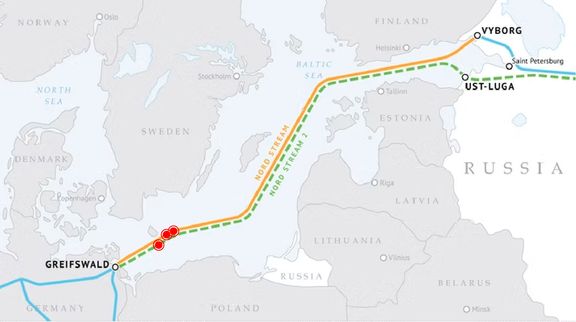 Åstedene for eksplosjonene på Nord Stream 1 og 2 er markert i rødt. Eksplosjonene skjedde i internasjonalt farvann, men tett på territorialgrensen ved den danske øya Bornholm. 