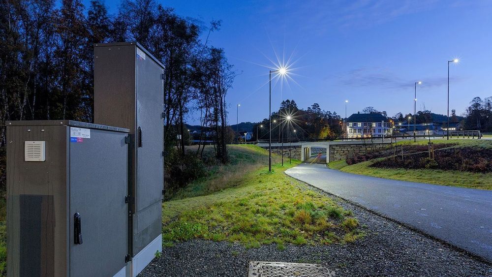 Veilysanlegget på fylkesvei 546 i Fana i Bergen har strømsparende LED-lys og ekstern styring. Det ble bygd i 2017. No tar fylkeskommunen over ansvaret for alle veilysanleggene i fylket, og vil oppgradere med LED-teknologi innen år 2032.