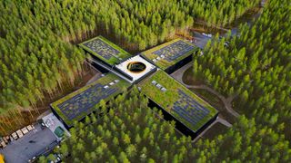 Her ligger 888 solcellepaneler i gresset på taket