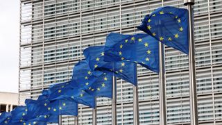 EU-flagg utenfor EU-kommisjonens hovedkvarter i Brussel.