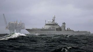 Forsvaret øker tilstedeværelsen ved olje- og gassinstallasjoner etter Nord stream-lekkasjene. Her patruljerer kystvaktskipet KV Sortland utenfor Troll A-plattformen fredag 30. september.