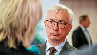 Riksrevisor Karl Eirik Schjøtt-Pedersen la tirsdag frem Riksrevisjonens nyeste undersøkelse av Forsvaret.