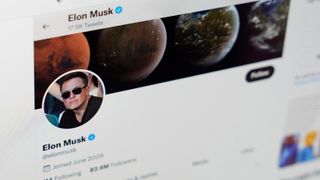 Twitter bekrefter at Elon Musk har gått med på å sluttføre avtalen om oppkjøp til opprinnelig avtalt pris.