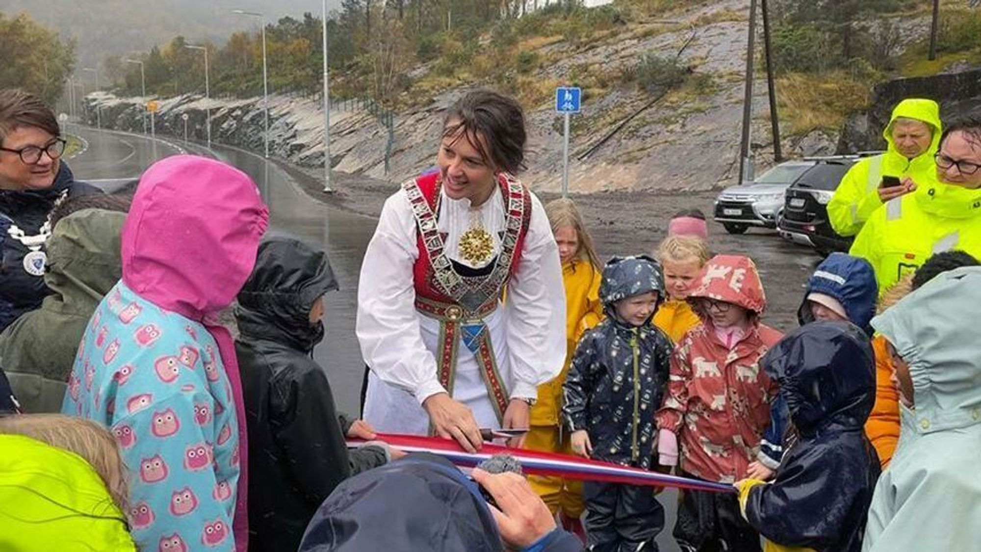 Det ble jubel da barna i første til fjerde klasse ved Svelgen skole fikk åpne den nye sykkel- og gangveien sammen med fylkesvaraordfører Natalia Golis.