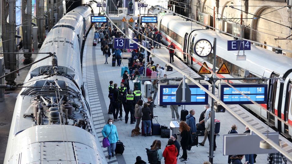 Togene sto stille på sentralstasjonen i Hamburg og flere andre byer lørdag etter det myndighetene sier var sabotasje mot jernbanenettet. Bane Nor jobber med å styrke det norske GSM-R-nettet.