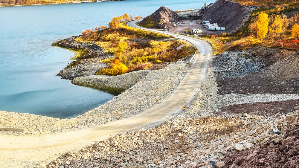 Rasstedet er nå plastret med naturstein, som både holder skråningen oppe og sikret mot storhavet utenfor.