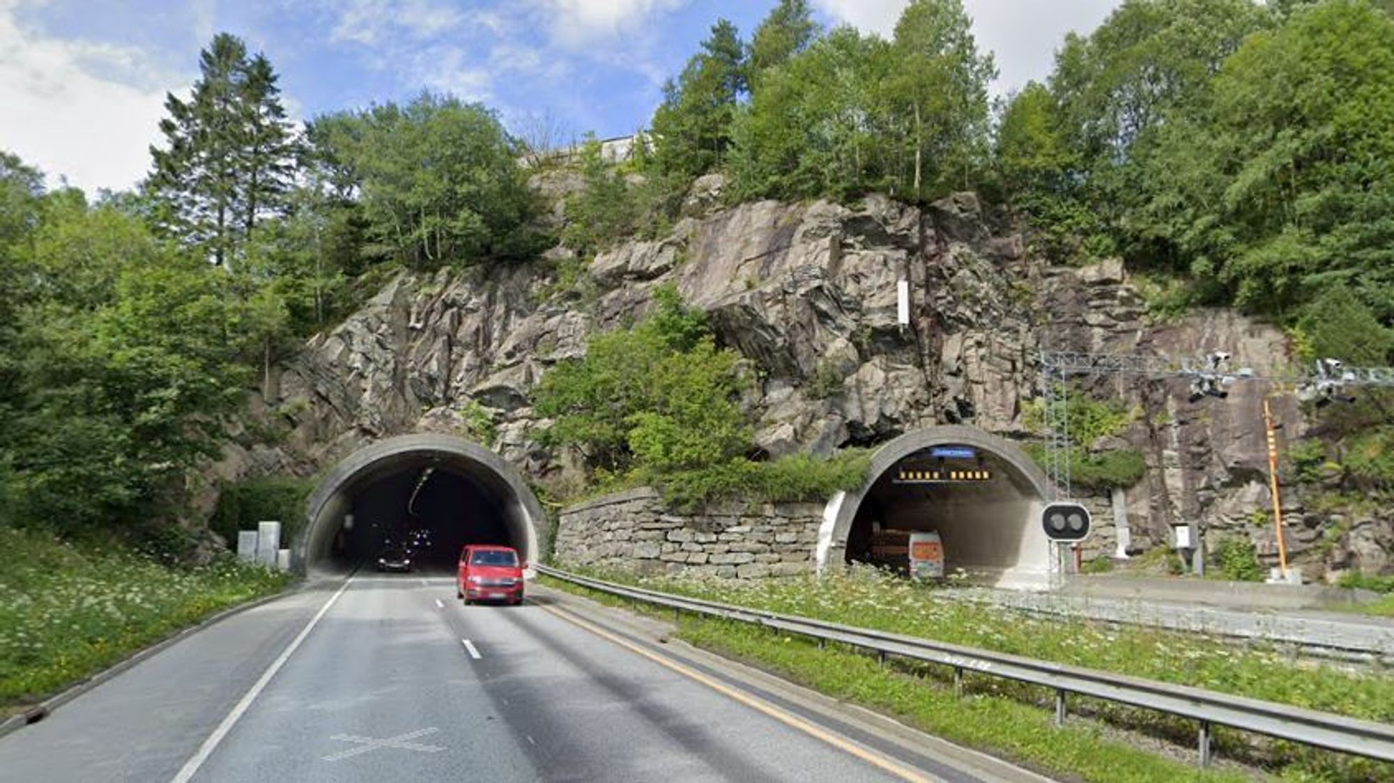 De søndre portalene til Glaskartunnelene ved Åsane.