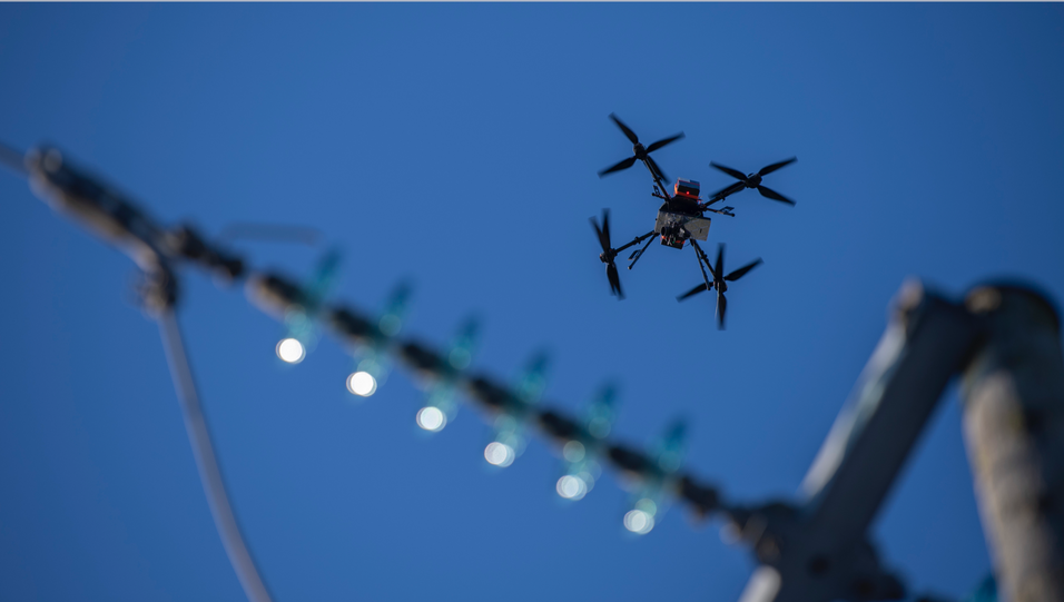 Nkom har fått beskjed om rundt ti observasjoner av droner i nærheten av mobilmaster. Dronen på bildet er ikke en av de observerte. Bildet er tatt i forbindelse med inspeksjon av kraftlinjer.