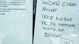 Bildet viser plakater inngangsdøren til Hydros hovedkvarter i Oslo som advarte ansatte om ikke å koble pc til nettverket i forbindelse med angrepet.