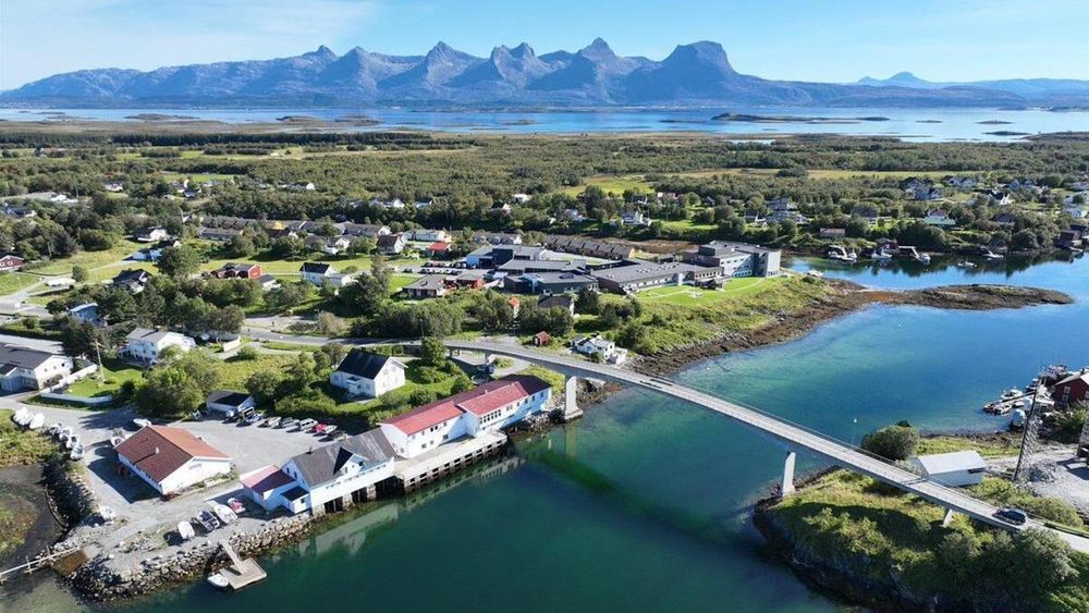 Herøysundet bru, som ble bygget i 1966, skal ruves når en ny bru står ferdig i 2024. Den nye brua skal bygges ret sør for dagens. 