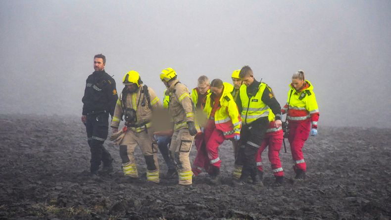 Det var en mann og en kvinne i 60-årene som omkom i helikopterulykken i Verdal, melder TV 2. Én ble alvorlig skadd. Helikopteret styrtet på et jorde.