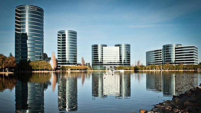 Oracles campus i Redwood City, utformet som sju iøynefallende databasebinger langs vannet i San Francisco-bukta.