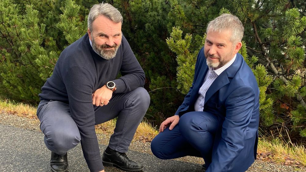 Bjørn Laksforsmo i Statens vegvesen og Ketil Dahl i Mesta har inngått avtale om testing av ny teknologi som skal gi mer effektiv veidrift.