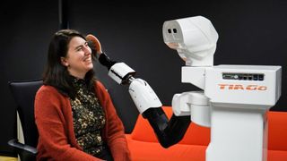 Roboten grer håret til forsker Marieke van Otterdijk.