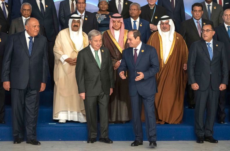 FNs generalsekretær Antionio Guterres sammen med Egypts president Abdel Fattah El-Sisi på klimatoppmøtet i Sharm el-Sheik mandag.