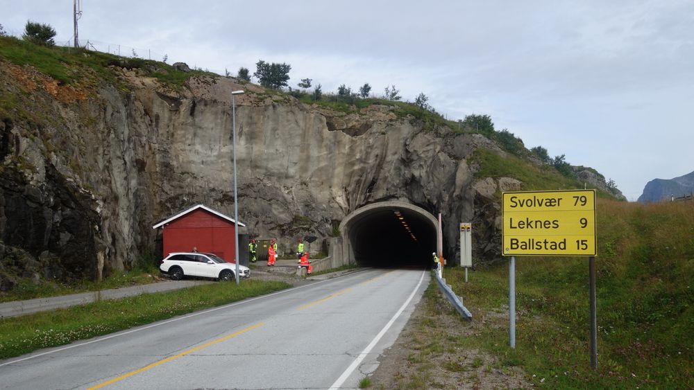 Den undersjøiske Nappstraumtunnelen (1780 meter) er den del av E10 i Vestvågøy og Flakstad kommuner.