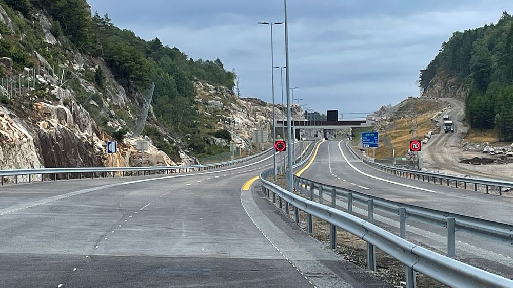 Bildet er fra kommunegrensen mellom Kristiansand og Lindesnes, hvor ny E39 kobles sammen med parsellen Mandal øst-Mandal by som åpnet i desember 2021.