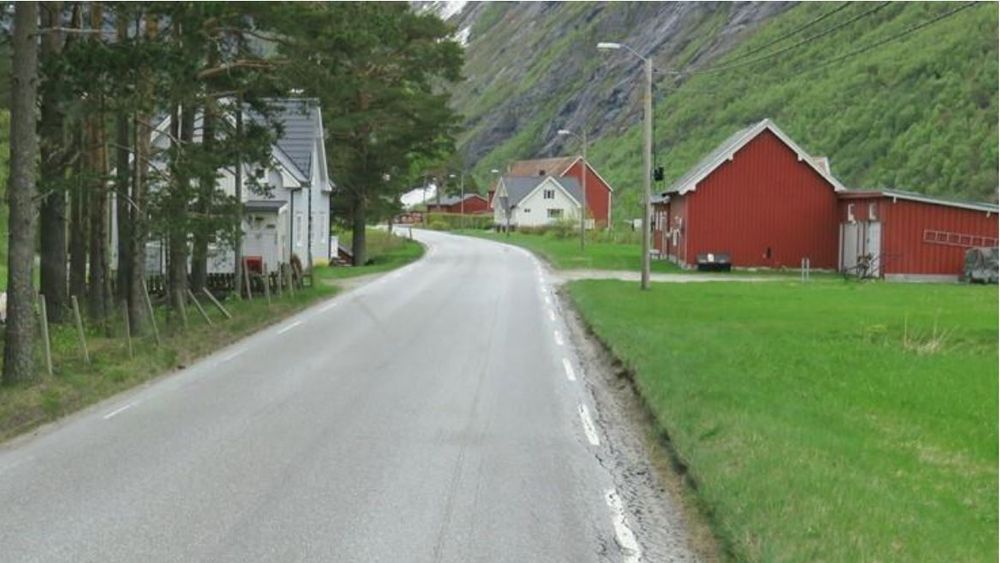 E136-strekningen i Møre og Romsdal er preget av stor variasjon mht. horisontalkurvatur, stigning og vegbredde. Skulder og grøft benyttes ofte som ordinær «vegbane» for store tunge kjøretøy.