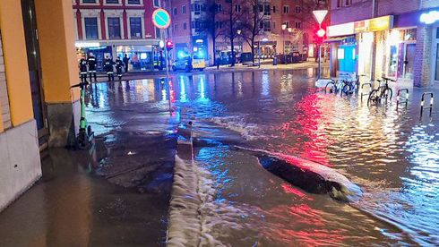Vannlekkasje sperrer gater i Oslo sentrum