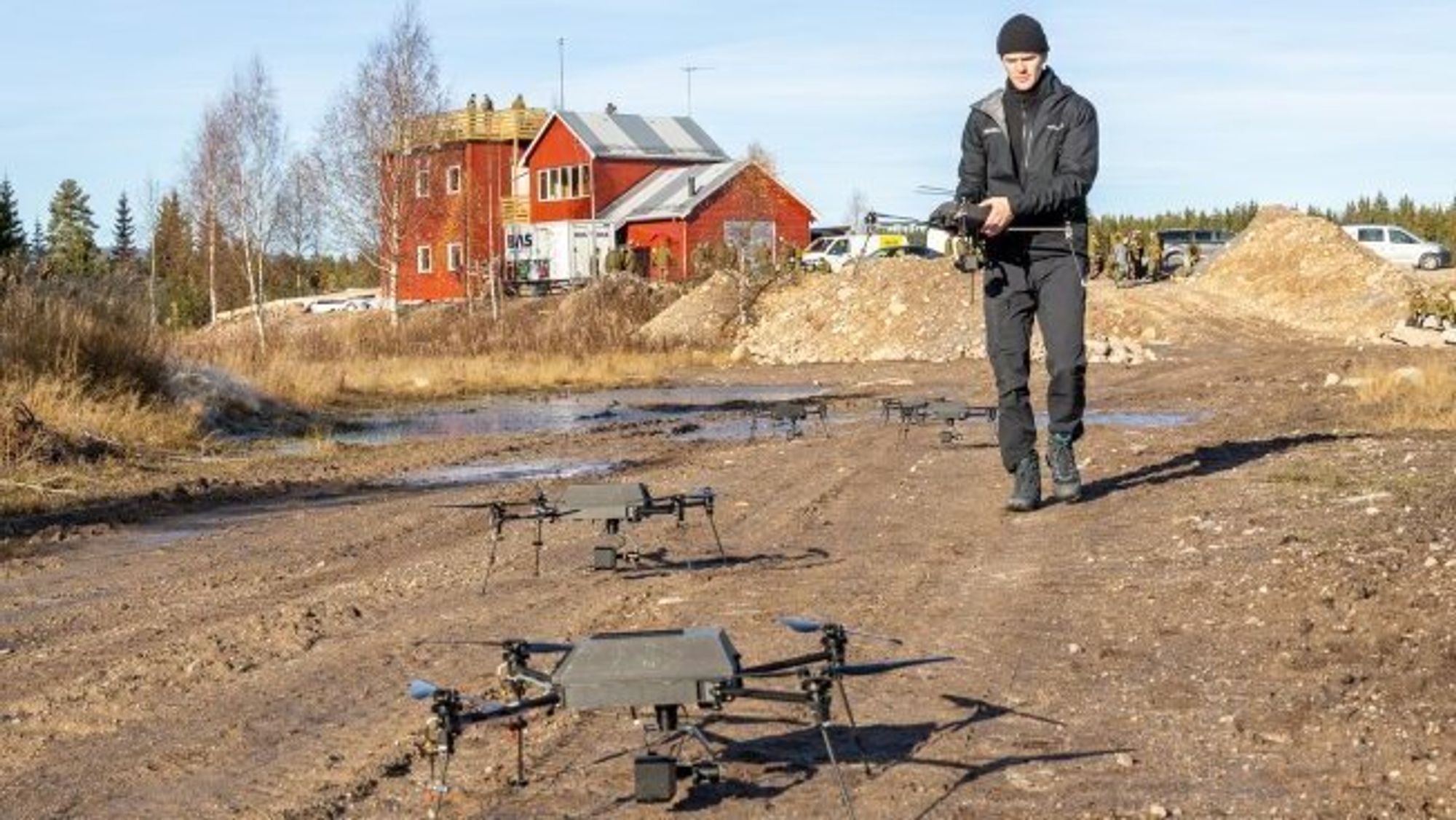 Forsker Mathias Minos-Stensrud gjør dronesvermen &quot;Valkyrie&quot; klar for første flyging med soldater bak spakene.