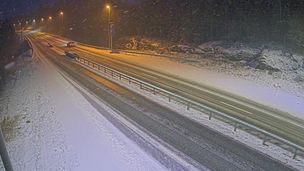 Snø og sludd skaper trafikkaos i Sør-Norge
