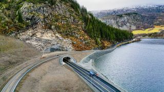 Denne tunnelen åpner tre måneder før tiden – mye takket være unik isolasjon fra Skjåk