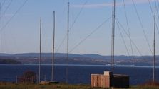 Antennemaster ved Jeløy Radio. I bakgrunnen ser vi over til Holmestrand.