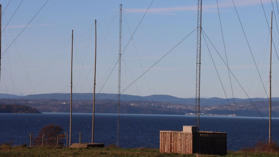 Samling av antennemaster ved Jeløy Radio. De eldste er tremaster, og er fra da stasjonen var ny i 1930.