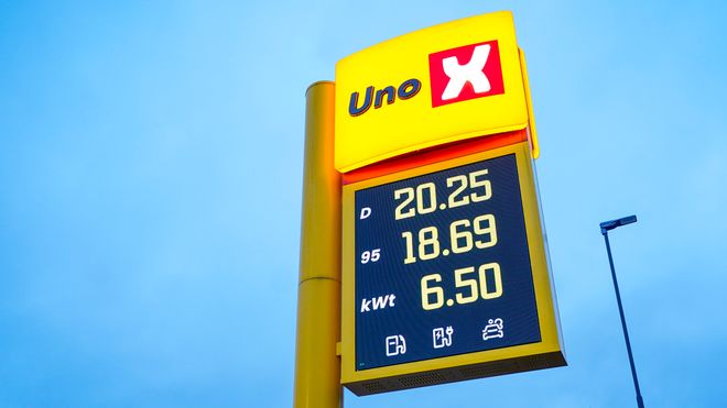 Det første prisskiltet i Norge hos Uno-X på på Gulskogen i Drammen med pris på både strøm, bensin og diesel.