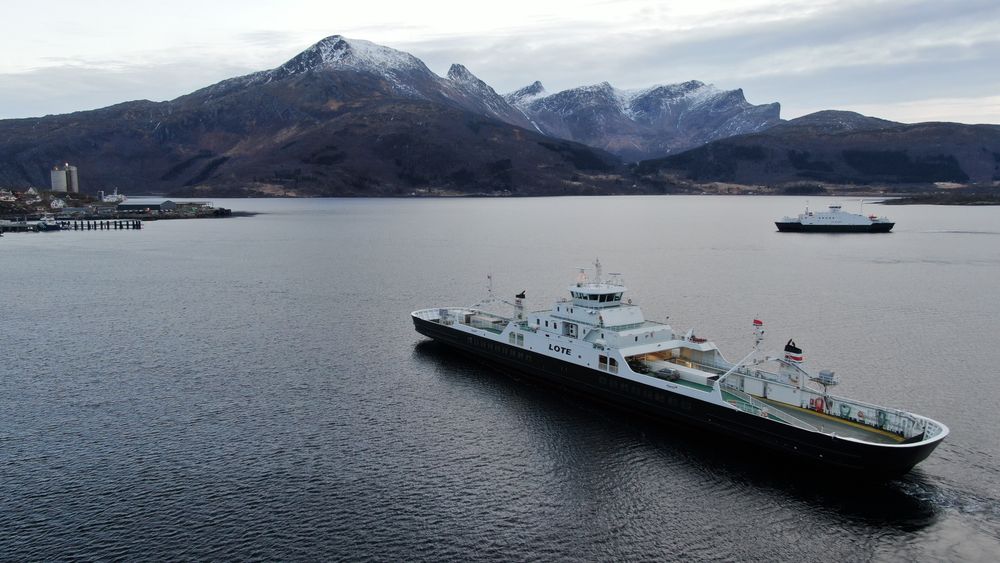 MF Lote er ombygd for å gå på elektrisitet over Tysfjorden, mens MF Sulafjord (bak) er reservefartøy.