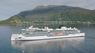 Omkom da vinduer ble slått inn av bølge på splitter nytt cruiseskip: – Merkelig ulykke, sier ekspert